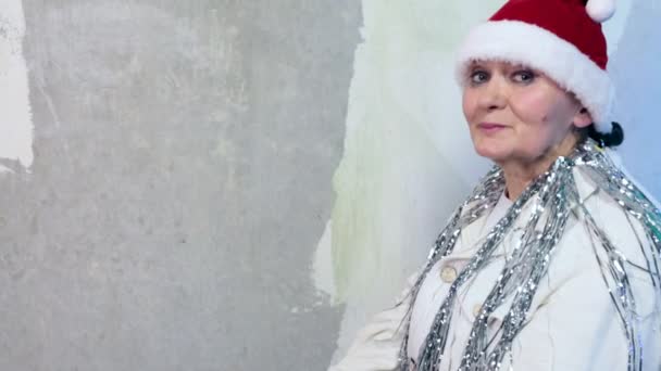 Donna anziana con cappello da Babbo Natale in sedia a rotelle — Video Stock