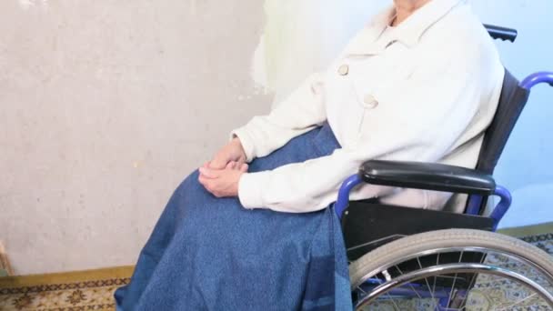 Mujer mayor con sombrero de santa en silla de ruedas — Vídeo de stock