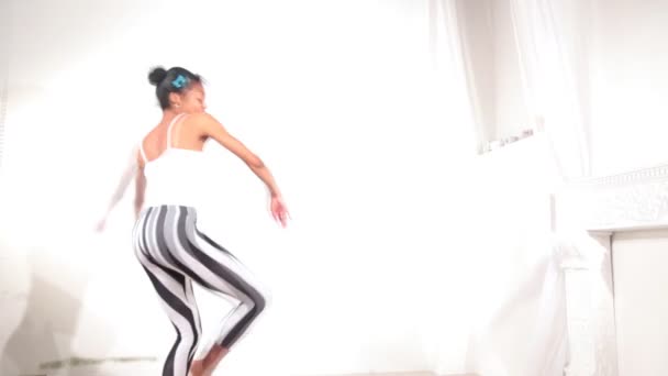 Mädchen tanzen — Stockvideo