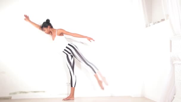 Chica bailando — Vídeo de stock