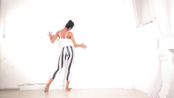 Dziewczyna tańczy — Wideo stockowe