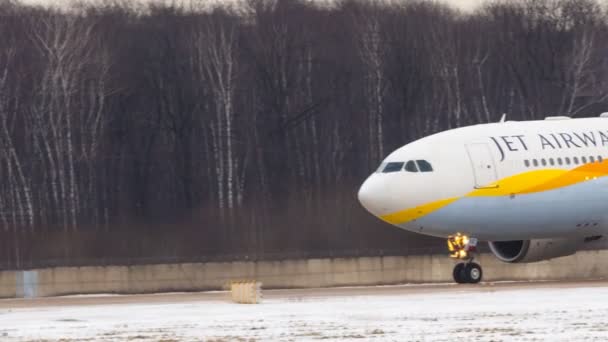 飛行機到着のための領域をスポッティング — ストック動画