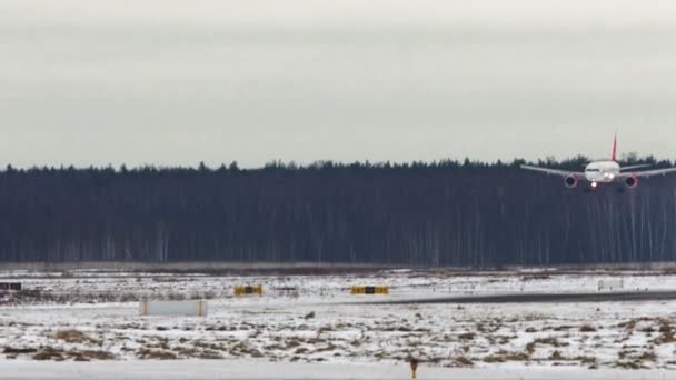 Špinění oblast pro rovině příjezdů — Stock video