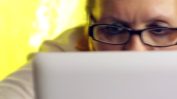 An elderly woman at computer — Stock Video