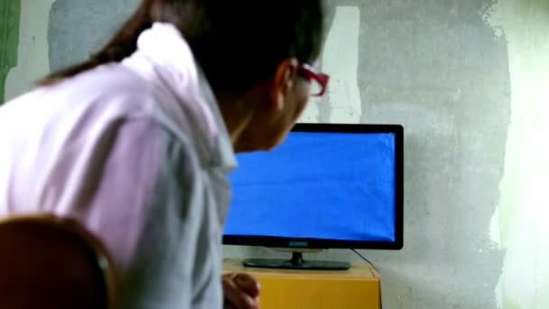 Mujer mayor viendo la televisión — Vídeo de stock