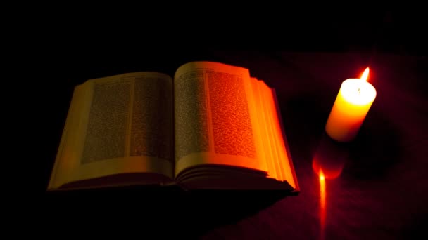 书和燃烧的蜡烛 — 图库视频影像