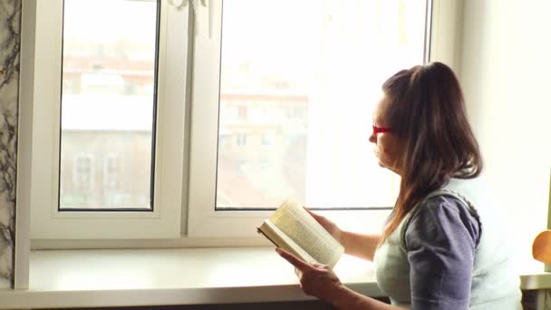 Žena čte knihu — Stock video