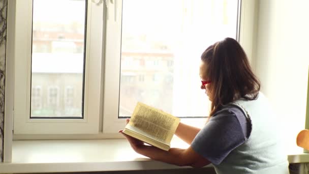 Woman reading a book — Stock Video