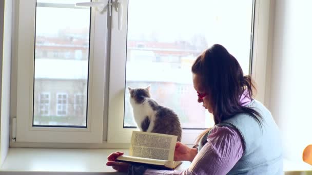 Γυναίκα διαβάζει ένα βιβλίο — Αρχείο Βίντεο