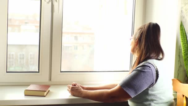 Woman reading a book — Stock Video