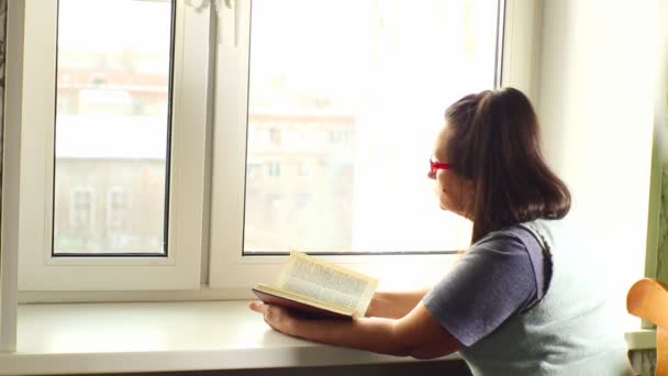Frau liest ein Buch — Stockvideo