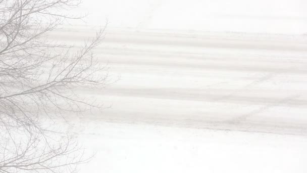 Trafik körning på snö täckta väg — Stockvideo