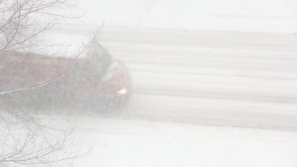 Sneeuwt op stad wegen. — Stockvideo