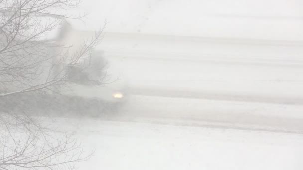 Pessoas na estrada nevada — Vídeo de Stock