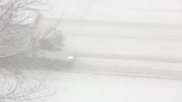 People  on snowy road — Stock Video