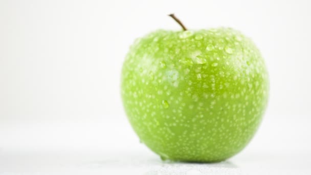 Grönt äpple — Stockvideo
