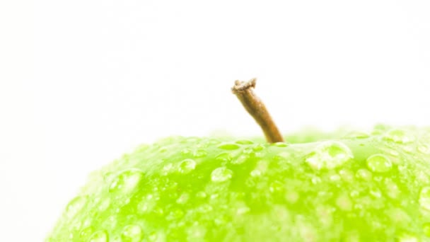 Зеленое яблоко вращается — стоковое видео