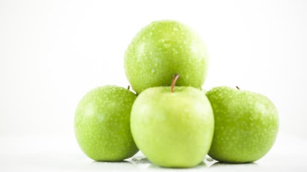 Зеленые яблоки вращаются — стоковое видео