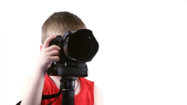 Mały chłopiec z kamerą — Wideo stockowe