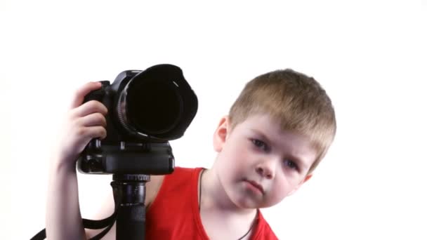Маленький хлопчик з фотоапаратом — стокове відео