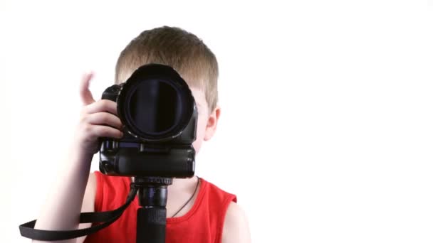 Niño pequeño con una cámara — Vídeo de stock