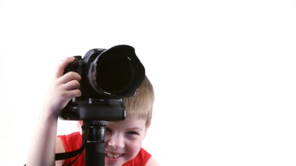 Kleine jongen met een camera — Stockvideo