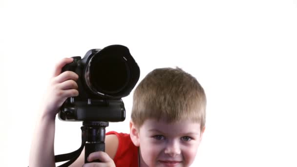 Маленький хлопчик з фотоапаратом — стокове відео