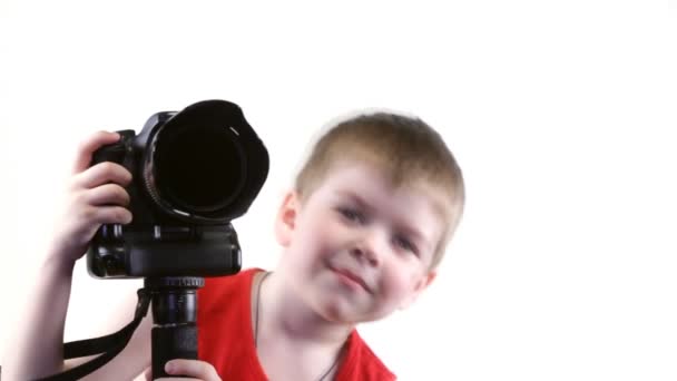 Kleine jongen met een camera — Stockvideo