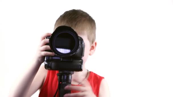 Niño pequeño con una cámara — Vídeo de stock