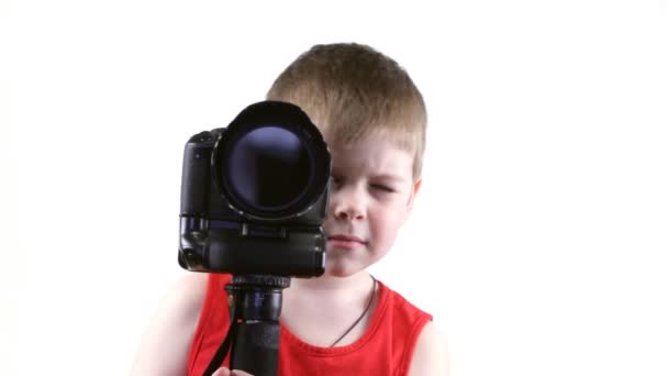 Kleine jongen met een camera — Stockvideo