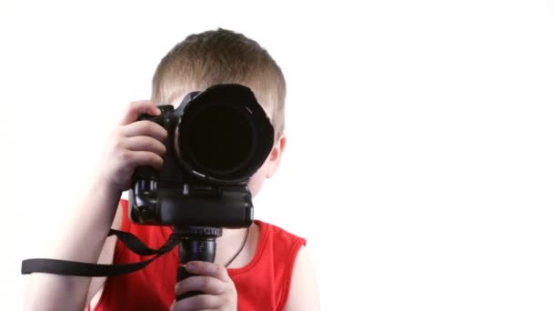 Niño pequeño con una cámara — Vídeo de stock