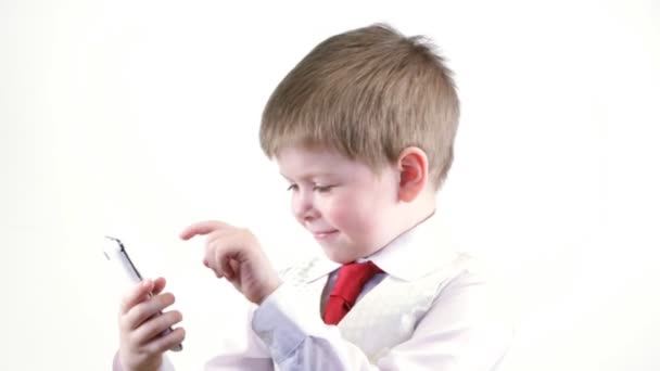 Ung pojke i kostym med mobiltelefon — Stockvideo