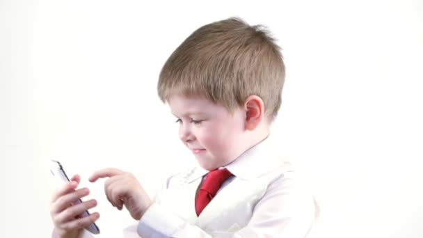 Niño en traje usando teléfono móvil — Vídeo de stock