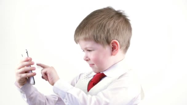 Niño en traje usando teléfono móvil — Vídeos de Stock