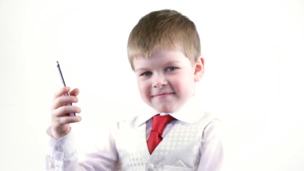 Młody chłopak w garniturze przy użyciu telefonu komórkowego — Wideo stockowe