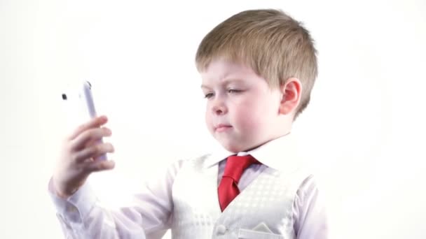 Niño en traje usando teléfono móvil — Vídeo de stock