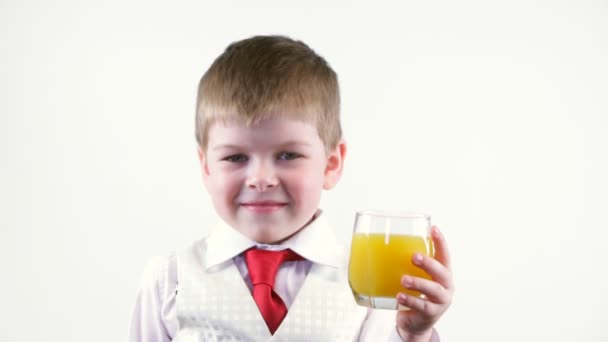 Mały chłopiec trzyma szklankę soku — Wideo stockowe