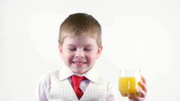 Liten pojke håller glas saft — Stockvideo
