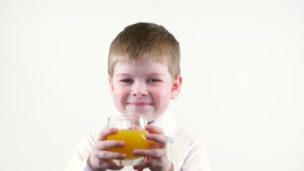 Menino beber suco — Vídeo de Stock