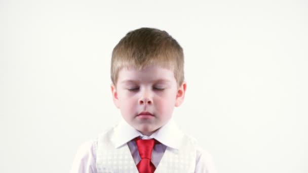 ビジネス スーツに深刻な少年 — ストック動画