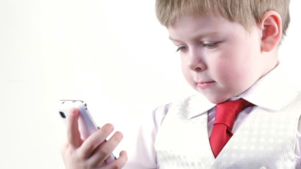 Menino de terno usando telefone celular — Vídeo de Stock