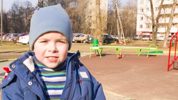 Мальчик на детской площадке — стоковое видео
