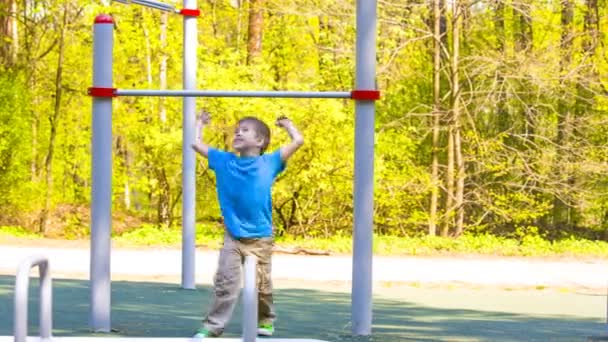 Хлопчик займається легкою атлетикою для спортивного обладнання — стокове відео