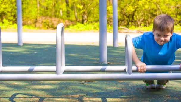 Niño dedicado al atletismo para equipos deportivos — Vídeo de stock