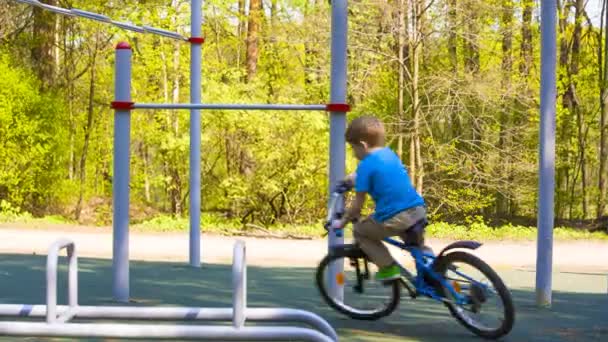 Boy paseos en bicicleta — Vídeos de Stock