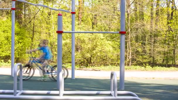 Мальчик ездит на велосипеде — стоковое видео