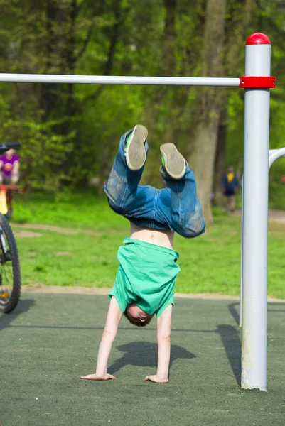 Liten pojke att idrotta — Stockfoto