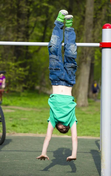 Liten pojke att idrotta — Stockfoto