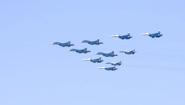 Aviación de vuelo ceremonial en el cielo sobre Moscú —  Fotos de Stock