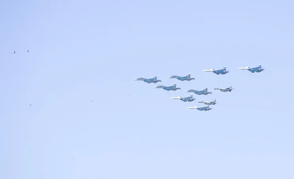 Aviación de vuelo ceremonial en el cielo sobre Moscú — Foto de Stock